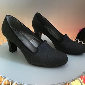 Women’s pump 3” heel grey flannel black piping